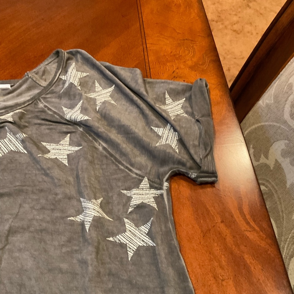 Cable & Gage lightweight, Semi Sheer Top, grey with white stars, short sleeves - Picture 3 of 8